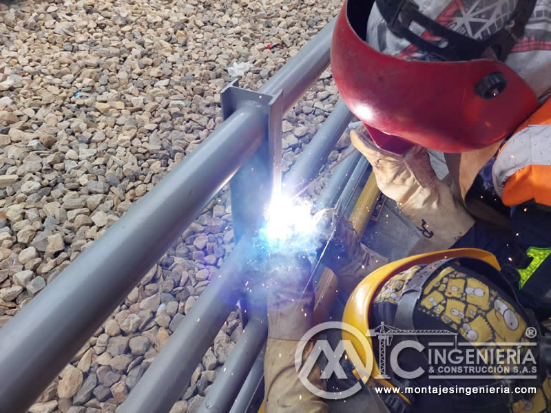 Componentes metálicos robustos para puentes peatonales en Bogotá, Colombia. Montajes, Ingeniería y Construcción. MIC SAS.