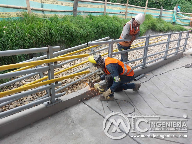 Componentes metálicos robustos para puentes peatonales en Bogotá, Colombia. Montajes, Ingeniería y Construcción. MIC SAS.