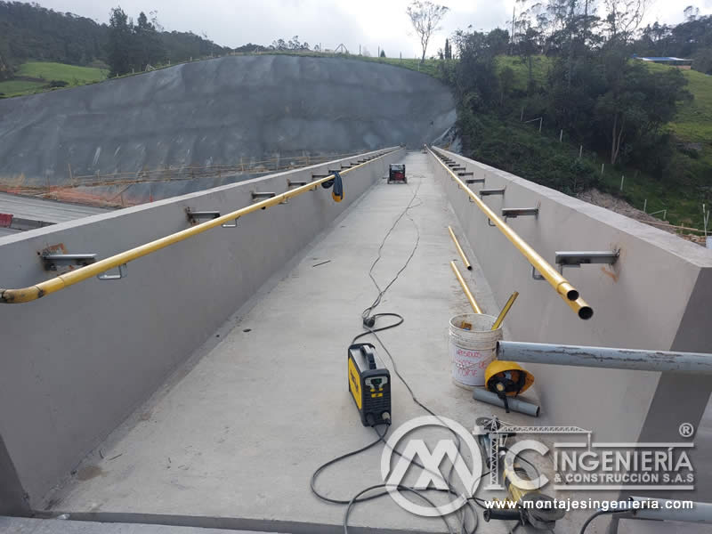 Construcción de puentes peatonales metálicos resistentes en Bogotá, Colombia. Montajes, Ingeniería y Construcción. MIC SAS.