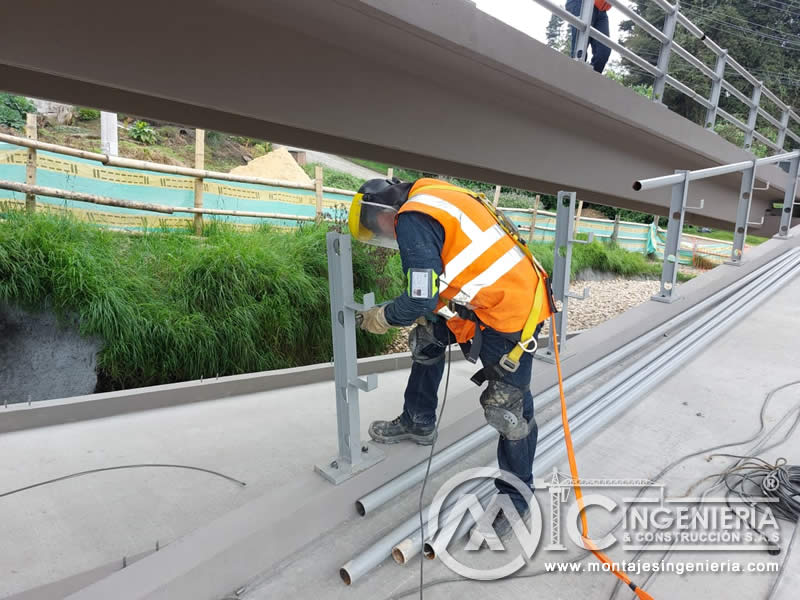 Construcción de puentes peatonales metálicos resistentes en Bogotá, Colombia. Montajes, Ingeniería y Construcción. MIC SAS.