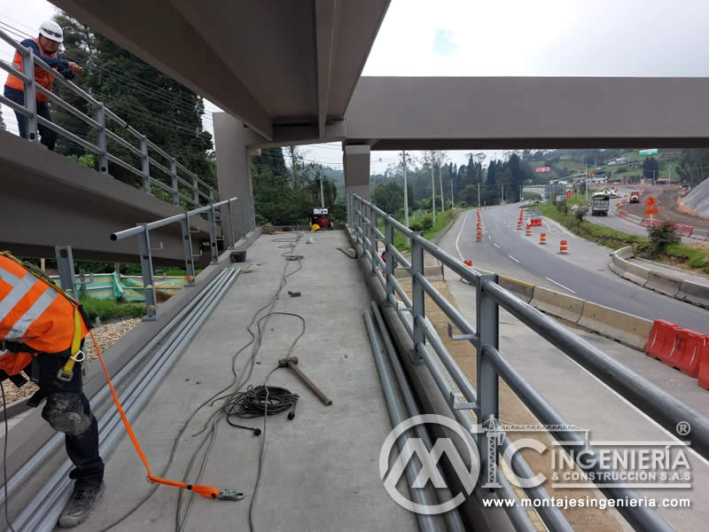 Construcción de puentes peatonales metálicos resistentes en Bogotá, Colombia. Montajes, Ingeniería y Construcción. MIC SAS.