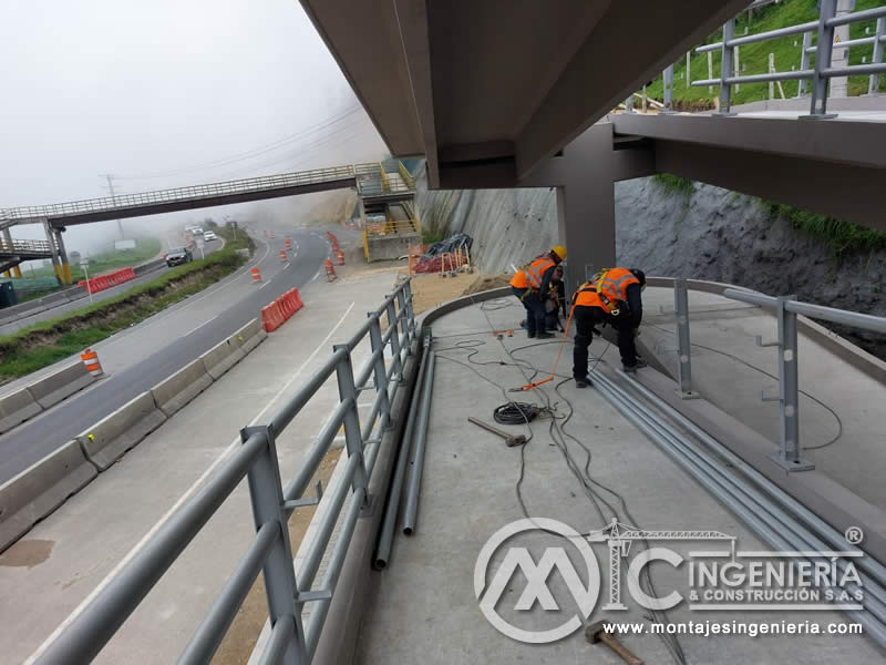 Construcción de puentes peatonales metálicos resistentes en Bogotá, Colombia. Montajes, Ingeniería y Construcción. MIC SAS.