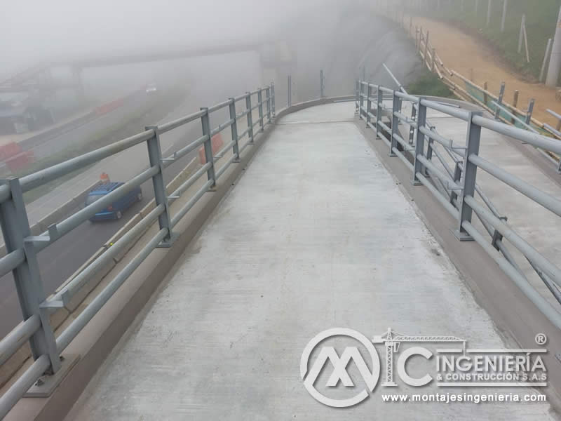 Construcción de puentes peatonales metálicos resistentes en Bogotá, Colombia. Montajes, Ingeniería y Construcción. MIC SAS.