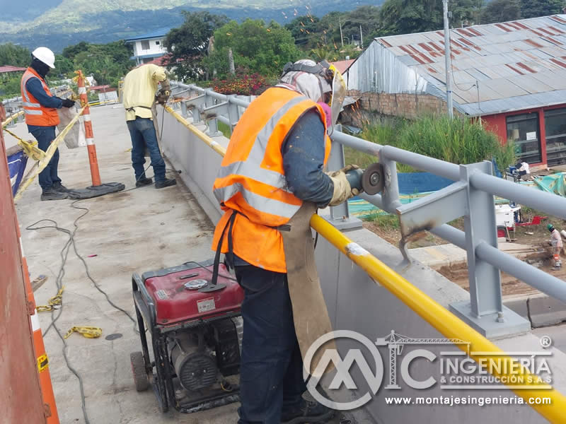 Construcción de puentes peatonales metálicos resistentes en Bogotá, Colombia. Montajes, Ingeniería y Construcción. MIC SAS.