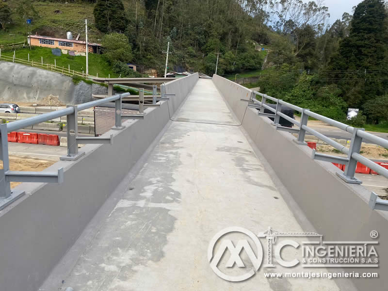 Construcción de puentes peatonales metálicos resistentes en Bogotá, Colombia. Montajes, Ingeniería y Construcción. MIC SAS.