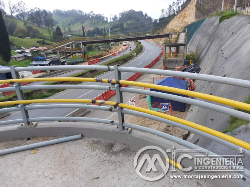 Acabados metálicos resistentes para puentes peatonales en Bogotá, Colombia. Montajes, Ingeniería y Construcción. MIC SAS.