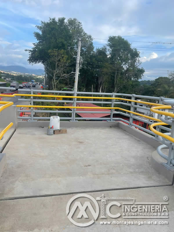 Acabados metálicos resistentes para puentes peatonales en Bogotá, Colombia. Montajes, Ingeniería y Construcción. MIC SAS.