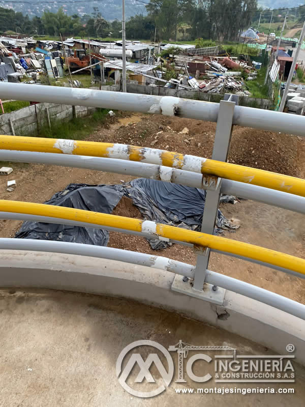 Acabados metálicos resistentes para puentes peatonales en Bogotá, Colombia. Montajes, Ingeniería y Construcción. MIC SAS.