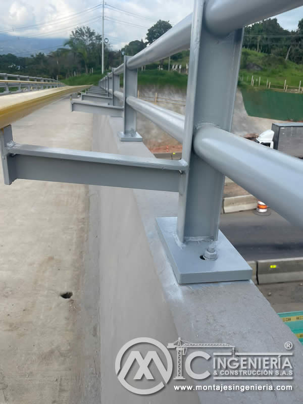 Acabados metálicos resistentes para puentes peatonales en Bogotá, Colombia. Montajes, Ingeniería y Construcción. MIC SAS.