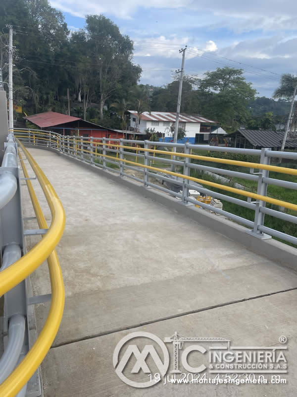 Acabados metálicos resistentes para puentes peatonales en Bogotá, Colombia. Montajes, Ingeniería y Construcción. MIC SAS.