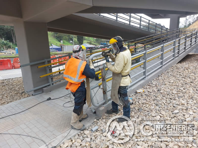 Acabados metálicos resistentes para puentes peatonales en Bogotá, Colombia. Montajes, Ingeniería y Construcción. MIC SAS.