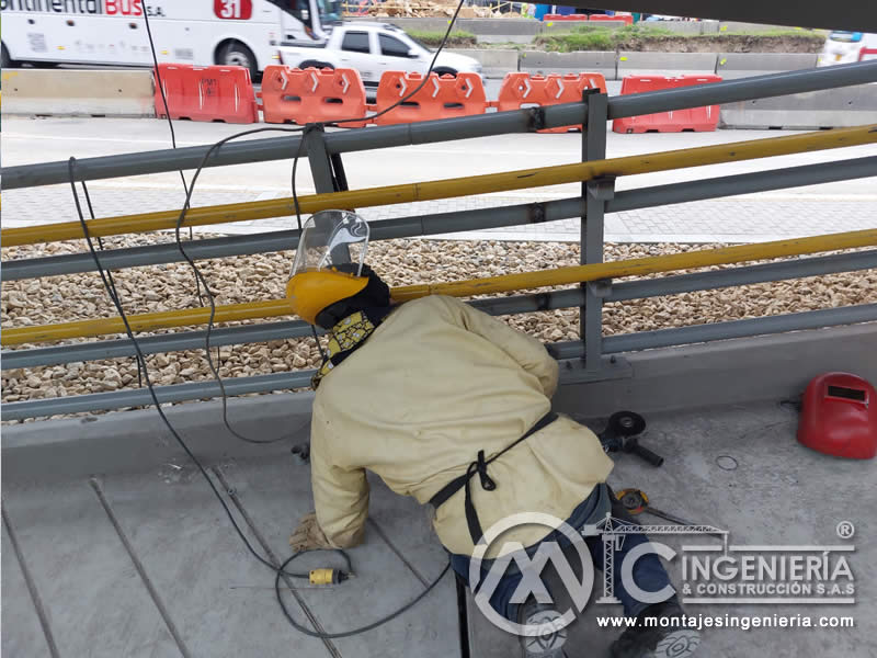 Acabados metálicos resistentes para puentes peatonales en Bogotá, Colombia. Montajes, Ingeniería y Construcción. MIC SAS.