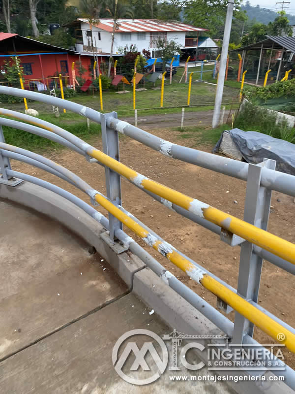 Acabados metálicos resistentes para puentes peatonales en Bogotá, Colombia. Montajes, Ingeniería y Construcción. MIC SAS.