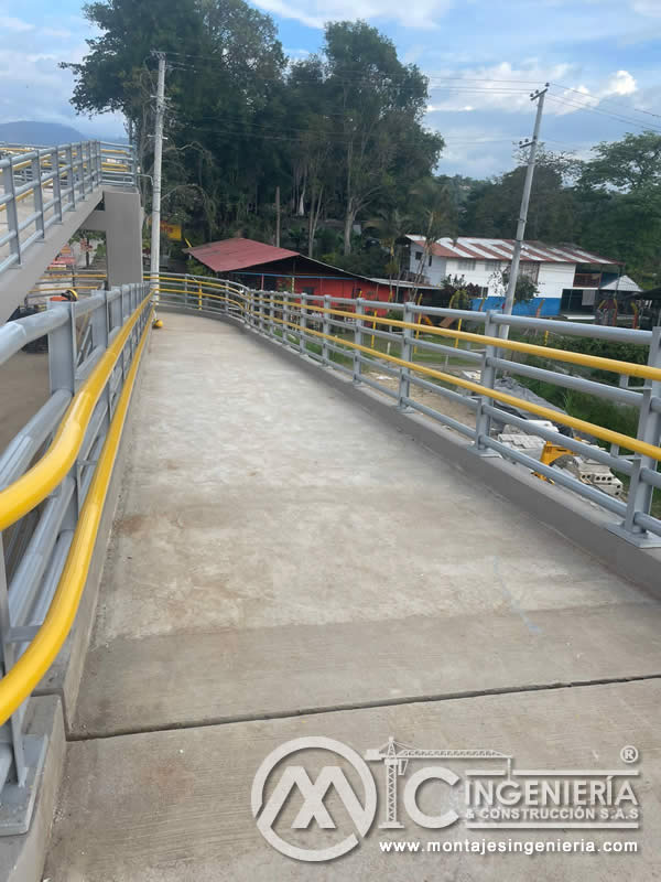 Acabados metálicos resistentes para puentes peatonales en Bogotá, Colombia. Montajes, Ingeniería y Construcción. MIC SAS.