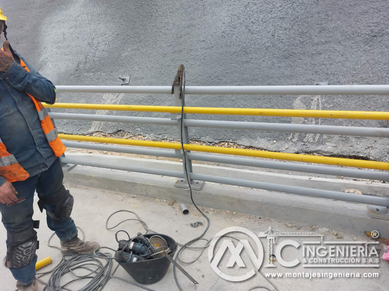 Acabados metálicos resistentes para puentes peatonales en Bogotá, Colombia. Montajes, Ingeniería y Construcción. MIC SAS.