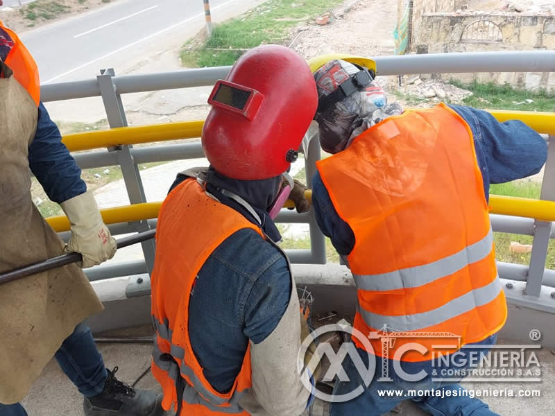 Componentes metálicos duraderos para puentes peatonales en Bogotá, Colombia. Montajes, Ingeniería y Construcción. MIC SAS.