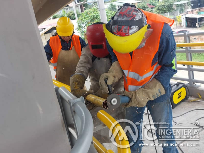 Componentes metálicos duraderos para puentes peatonales en Bogotá, Colombia. Montajes, Ingeniería y Construcción. MIC SAS.