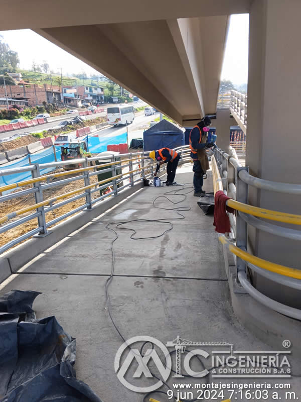 Componentes metálicos duraderos para puentes peatonales en Bogotá, Colombia. Montajes, Ingeniería y Construcción. MIC SAS.