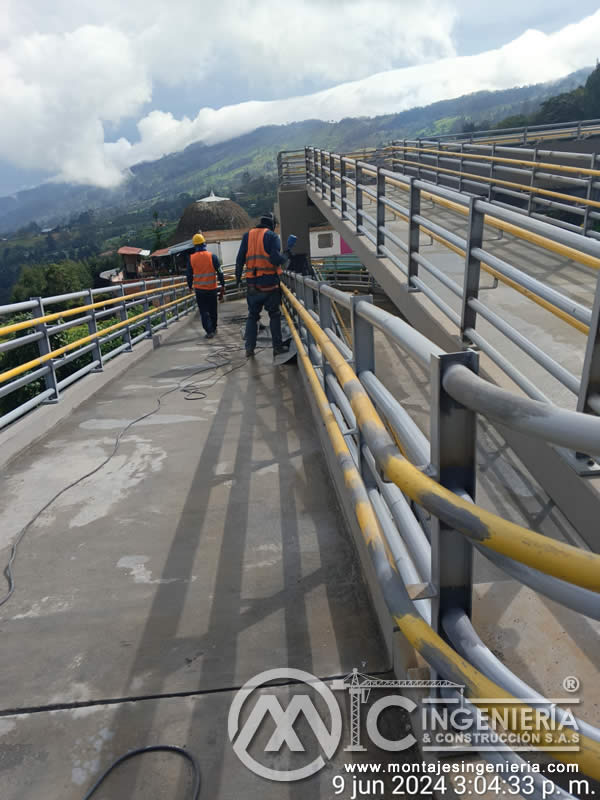 Componentes metálicos duraderos para puentes peatonales en Bogotá, Colombia. Montajes, Ingeniería y Construcción. MIC SAS.