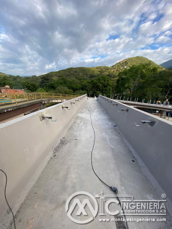 Componentes metálicos seguros y durables para puentes peatonales en Bogotá. Montajes, Ingeniería y Construcción. MIC SAS.