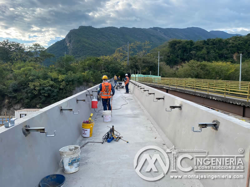 Componentes metálicos seguros y durables para puentes peatonales en Bogotá. Montajes, Ingeniería y Construcción. MIC SAS.