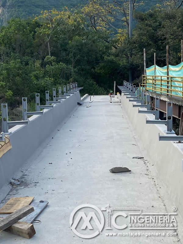 Construcción de puentes peatonales y estructuras metálicas en Bogotá, Colombia. Montajes, Ingeniería y Construcción. MIC SAS.