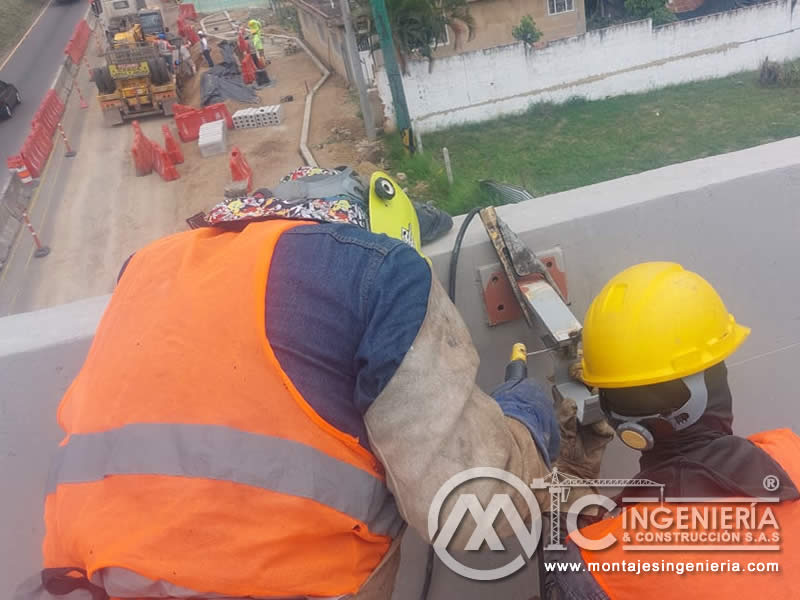 Estructuras metálicas para puentes peatonales en concreto y acero, Bogotá, Colombia. Montajes, Ingeniería y Construcción. MIC SAS.