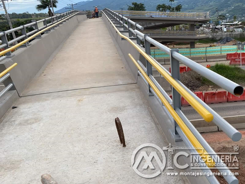 Estructuras metálicas para puentes peatonales en concreto y acero, Bogotá, Colombia. Montajes, Ingeniería y Construcción. MIC SAS.