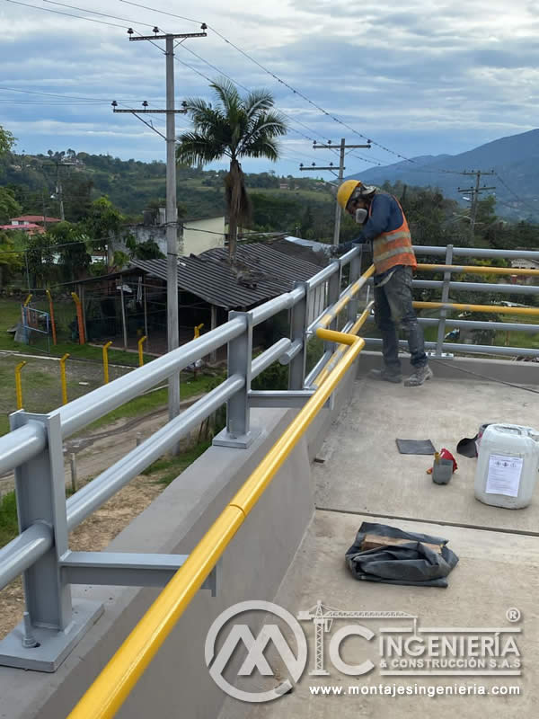 Estructuras metálicas para puentes peatonales en concreto y acero, Bogotá, Colombia. Montajes, Ingeniería y Construcción. MIC SAS.