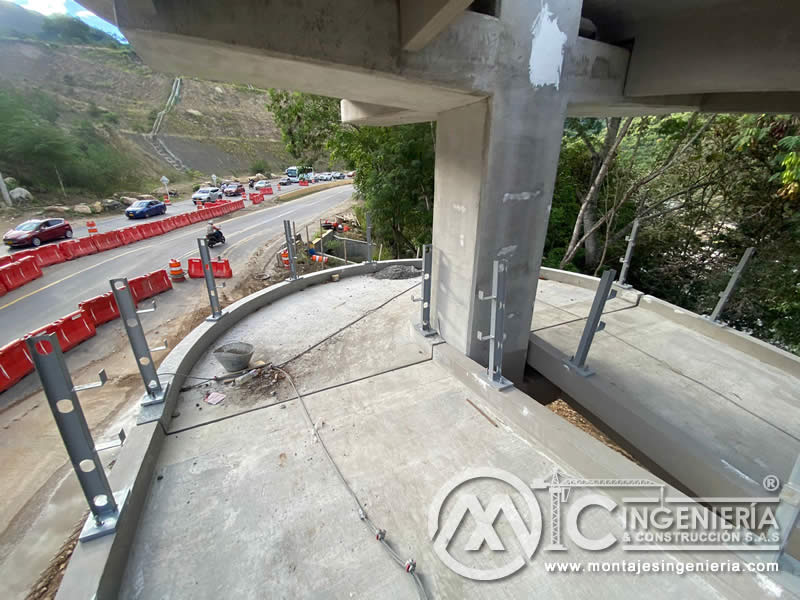 Proceso de diseño e instalación de componentes metálicos en puentes peatonales y pasarelas en Bogotá, Colombia. Montajes, Ingeniería y Construcción. MIC SAS. Proceso de diseño e instalación de componentes metálicos en puentes peatonales y pasarelas en Bogotá, Colombia. Montajes, Ingeniería y Construcción. MIC SAS.