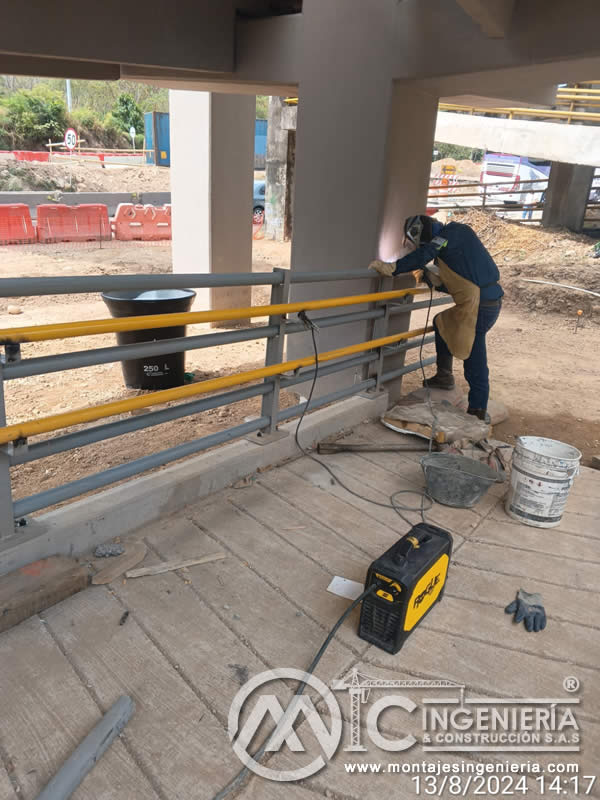Proceso de diseño e instalación de componentes metálicos en puentes peatonales y pasarelas en Bogotá, Colombia. Montajes, Ingeniería y Construcción. MIC SAS. Proceso de diseño e instalación de componentes metálicos en puentes peatonales y pasarelas en Bogotá, Colombia. Montajes, Ingeniería y Construcción. MIC SAS.
