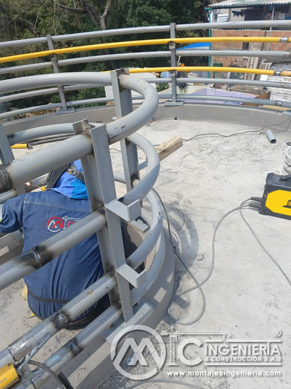 Proceso de diseño e instalación de componentes metálicos en puentes peatonales y pasarelas en Bogotá, Colombia. Montajes, Ingeniería y Construcción. MIC SAS. Proceso de diseño e instalación de componentes metálicos en puentes peatonales y pasarelas en Bogotá, Colombia. Montajes, Ingeniería y Construcción. MIC SAS.