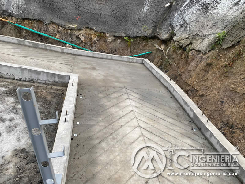 Cimentación profunda, zapatas de hormigón y pilotes de acero de puentes peatonales en Bogotá, Colombia. Montajes, Ingeniería y Construcción. MIC SAS. Cimentación profunda, zapatas de hormigón y pilotes de acero de puentes peatonales en Bogotá, Colombia. Montajes, Ingeniería y Construcción. MIC SAS.