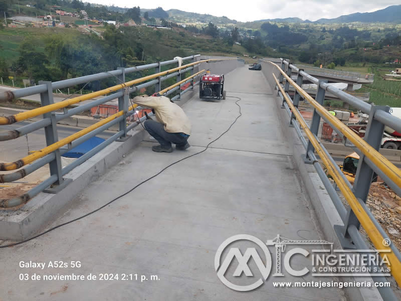 Detalle de uniones estructurales de barandas en construcciones de hormigón para puentes en Bogotá, Colombia. Montajes, Ingeniería y Construcción. MIC SAS. Detalle de uniones estructurales de barandas en construcciones de hormigón para puentes en Bogotá, Colombia. Montajes, Ingeniería y Construcción. MIC SAS.