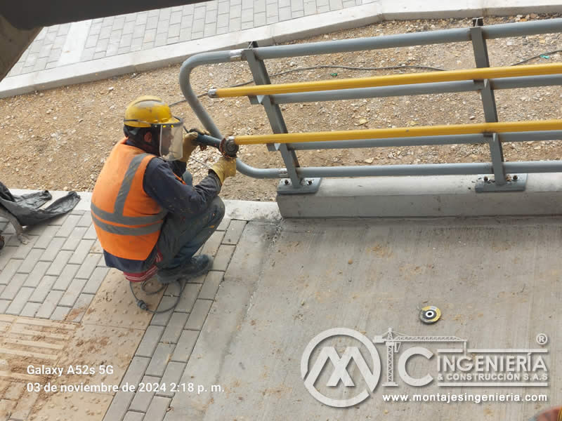 Detalle de uniones estructurales de barandas en construcciones de hormigón para puentes en Bogotá, Colombia. Montajes, Ingeniería y Construcción. MIC SAS. Detalle de uniones estructurales de barandas en construcciones de hormigón para puentes en Bogotá, Colombia. Montajes, Ingeniería y Construcción. MIC SAS.
