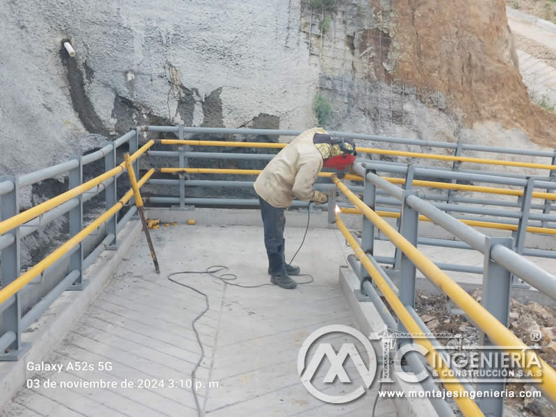 Detalle de uniones estructurales de barandas en construcciones de hormigón para puentes en Bogotá, Colombia. Montajes, Ingeniería y Construcción. MIC SAS. Detalle de uniones estructurales de barandas en construcciones de hormigón para puentes en Bogotá, Colombia. Montajes, Ingeniería y Construcción. MIC SAS.