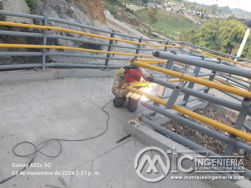 Detalle de uniones estructurales de barandas en construcciones de hormigón para puentes en Bogotá, Colombia. Montajes, Ingeniería y Construcción. MIC SAS. Detalle de uniones estructurales de barandas en construcciones de hormigón para puentes en Bogotá, Colombia. Montajes, Ingeniería y Construcción. MIC SAS.