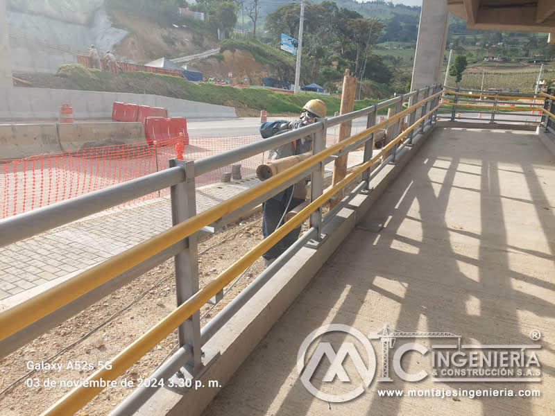 Detalle de uniones estructurales de barandas en construcciones de hormigón para puentes en Bogotá, Colombia. Montajes, Ingeniería y Construcción. MIC SAS. Detalle de uniones estructurales de barandas en construcciones de hormigón para puentes en Bogotá, Colombia. Montajes, Ingeniería y Construcción. MIC SAS.