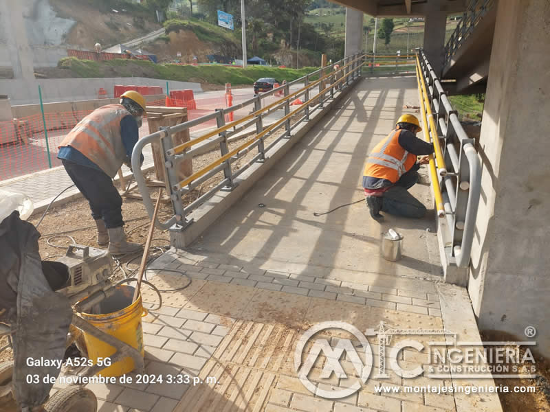 Detalle de uniones estructurales de barandas en construcciones de hormigón para puentes en Bogotá, Colombia. Montajes, Ingeniería y Construcción. MIC SAS. Detalle de uniones estructurales de barandas en construcciones de hormigón para puentes en Bogotá, Colombia. Montajes, Ingeniería y Construcción. MIC SAS.