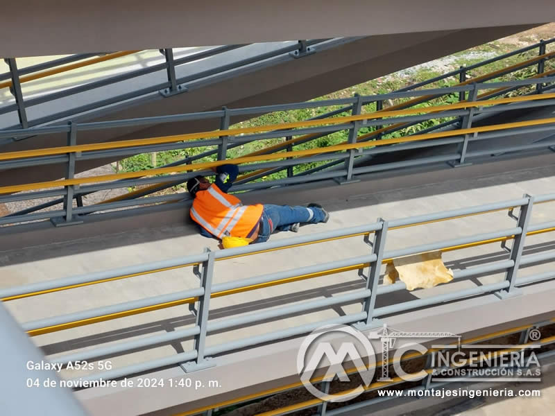 Detalle de uniones estructurales de barandas en construcciones de hormigón para puentes en Bogotá, Colombia. Montajes, Ingeniería y Construcción. MIC SAS. Detalle de uniones estructurales de barandas en construcciones de hormigón para puentes en Bogotá, Colombia. Montajes, Ingeniería y Construcción. MIC SAS.