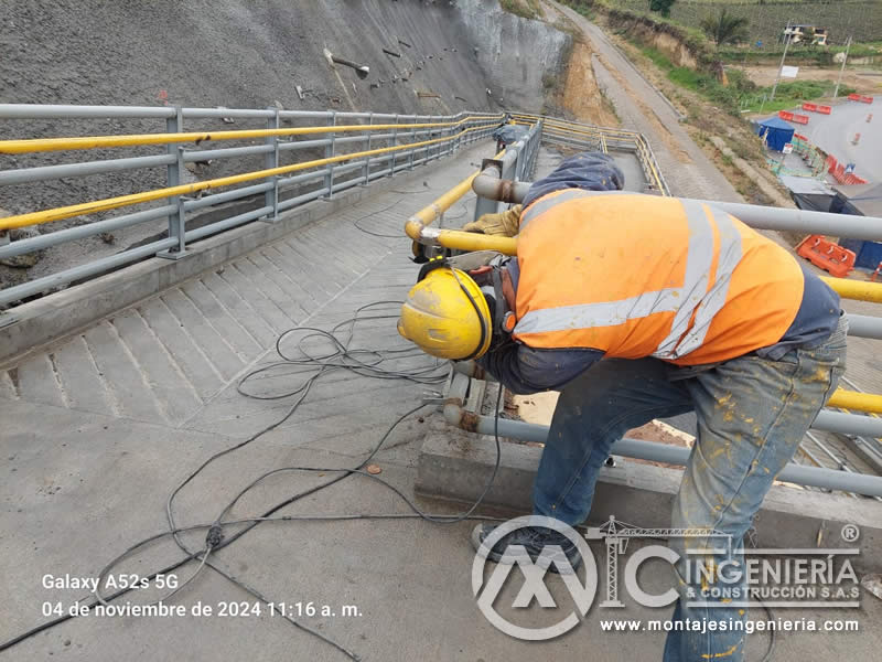 Detalle de uniones estructurales de barandas en construcciones de hormigón para puentes en Bogotá, Colombia. Montajes, Ingeniería y Construcción. MIC SAS. Detalle de uniones estructurales de barandas en construcciones de hormigón para puentes en Bogotá, Colombia. Montajes, Ingeniería y Construcción. MIC SAS.