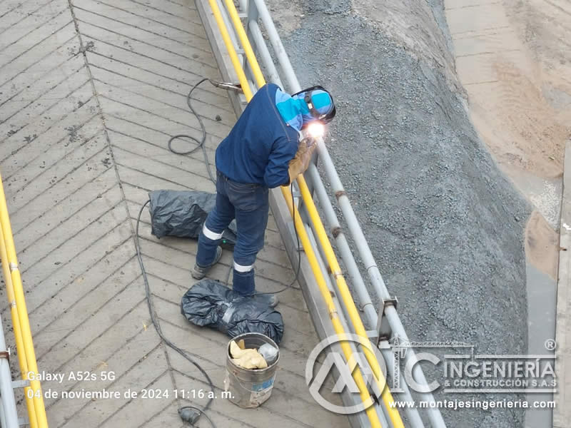 Detalle de uniones estructurales de barandas en construcciones de hormigón para puentes en Bogotá, Colombia. Montajes, Ingeniería y Construcción. MIC SAS. Detalle de uniones estructurales de barandas en construcciones de hormigón para puentes en Bogotá, Colombia. Montajes, Ingeniería y Construcción. MIC SAS.