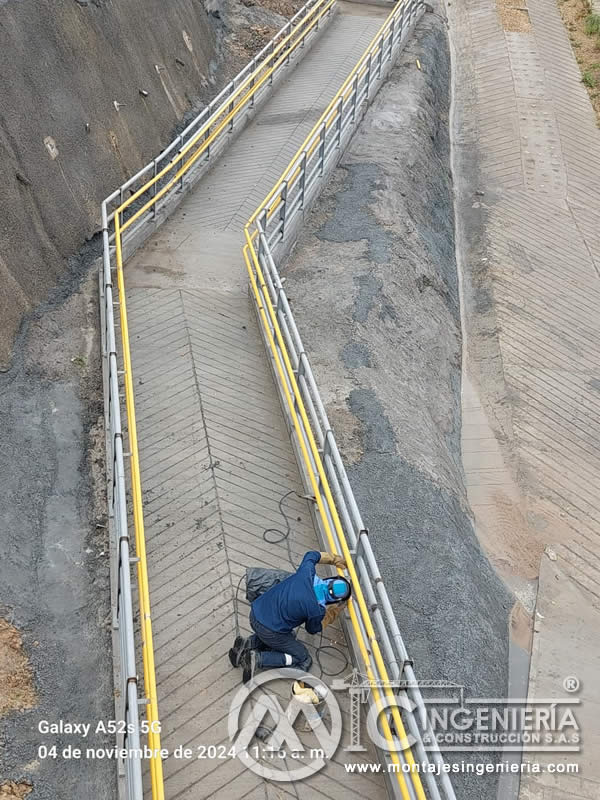 Detalle de uniones estructurales de barandas en construcciones de hormigón para puentes en Bogotá, Colombia. Montajes, Ingeniería y Construcción. MIC SAS. Detalle de uniones estructurales de barandas en construcciones de hormigón para puentes en Bogotá, Colombia. Montajes, Ingeniería y Construcción. MIC SAS.