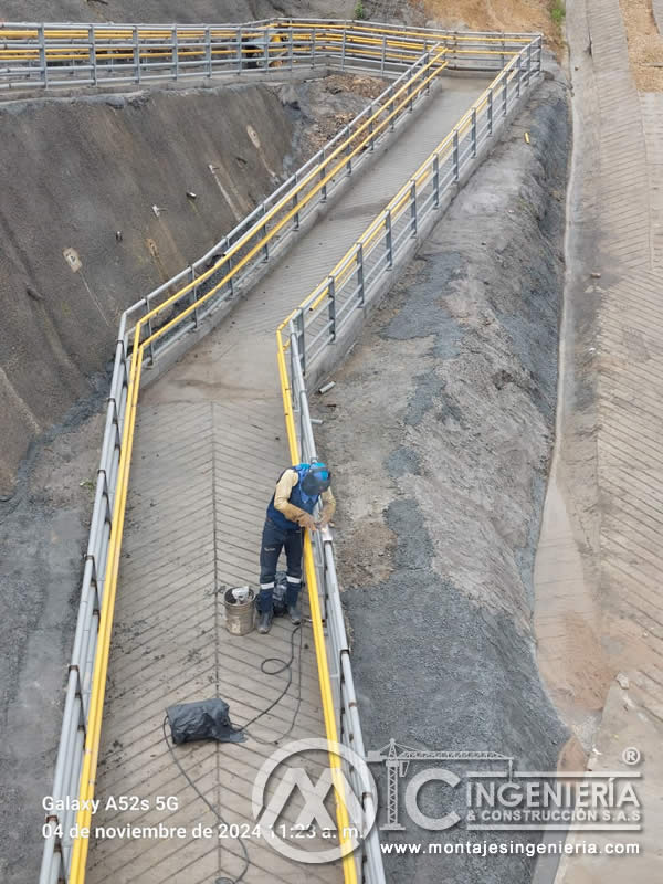 Detalle de uniones estructurales de barandas en construcciones de hormigón para puentes en Bogotá, Colombia. Montajes, Ingeniería y Construcción. MIC SAS. Detalle de uniones estructurales de barandas en construcciones de hormigón para puentes en Bogotá, Colombia. Montajes, Ingeniería y Construcción. MIC SAS.