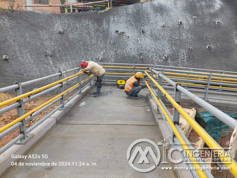 Detalle de uniones estructurales de barandas en construcciones de hormigón para puentes en Bogotá, Colombia. Montajes, Ingeniería y Construcción. MIC SAS. Detalle de uniones estructurales de barandas en construcciones de hormigón para puentes en Bogotá, Colombia. Montajes, Ingeniería y Construcción. MIC SAS.