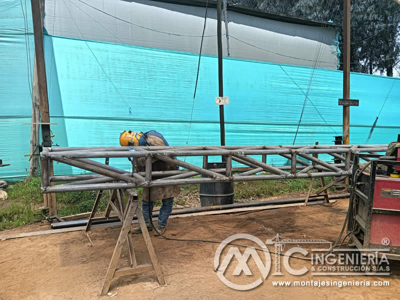 Diseño y fabricación de componentes estructurales metálicos para puentes peatonales en Bogotá, Colombia. Montajes, Ingeniería y Construcción. MIC SAS. Diseño y fabricación de componentes estructurales metálicos para puentes peatonales en Bogotá, Colombia. Montajes, Ingeniería y Construcción. MIC SAS.