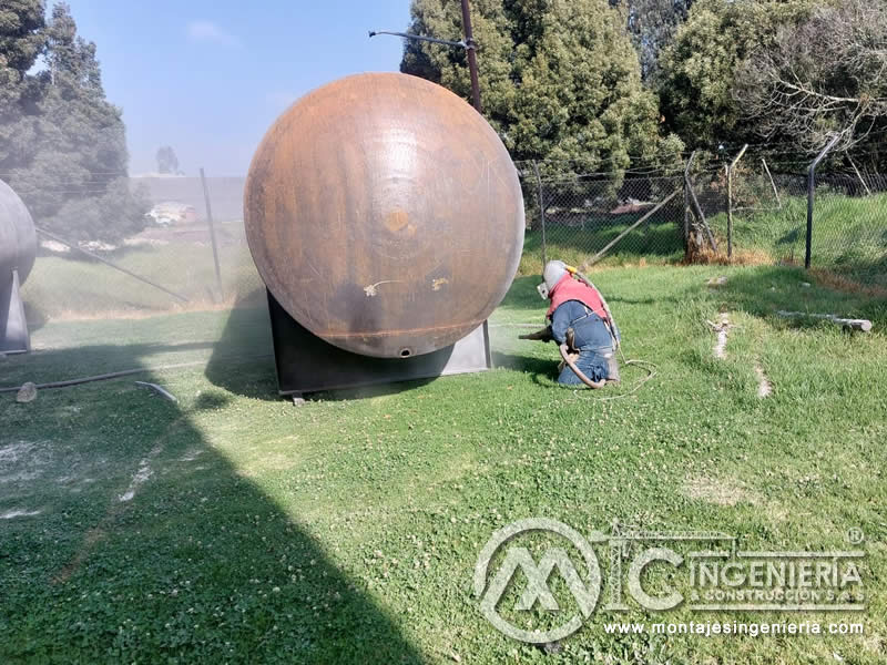 Limpieza con Chorro de Arena y Samblasteado de tanques metálicos industriales en Bogotá, Colombia. Montajes, Ingeniería y Construcción. MIC SAS. Limpieza con Chorro de Arena y Samblasteado de tanques metálicos industriales en Bogotá, Colombia. Montajes, Ingeniería y Construcción. MIC SAS.