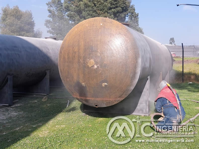 Limpieza con Chorro de Arena y Samblasteado de tanques metálicos industriales en Bogotá, Colombia. Montajes, Ingeniería y Construcción. MIC SAS. Limpieza con Chorro de Arena y Samblasteado de tanques metálicos industriales en Bogotá, Colombia. Montajes, Ingeniería y Construcción. MIC SAS.