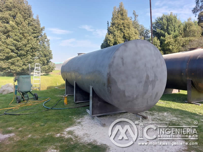 Limpieza con Chorro de Arena y Samblasteado de tanques metálicos industriales en Bogotá, Colombia. Montajes, Ingeniería y Construcción. MIC SAS. Limpieza con Chorro de Arena y Samblasteado de tanques metálicos industriales en Bogotá, Colombia. Montajes, Ingeniería y Construcción. MIC SAS.