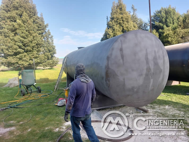 Limpieza con Chorro de Arena y Samblasteado de tanques metálicos industriales en Bogotá, Colombia. Montajes, Ingeniería y Construcción. MIC SAS. Limpieza con Chorro de Arena y Samblasteado de tanques metálicos industriales en Bogotá, Colombia. Montajes, Ingeniería y Construcción. MIC SAS.